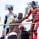 Dr. Christiane Schenderlein (Staatsministerin für Sport und Ehrenamt) überreichte Marc Marquez seinen Pokal