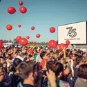 Fans dürfen sich auf der Dreamers Plaza im Fahrerlager auf ein buntes Programm freuen. Foto: Porsche