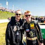 Fußball-Profi Maximilian Arnold besuchte DTM-Pilot Luca Engstler (l-r)