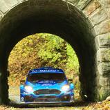 Gaststarter Adrien Fourmaux führt nach der Samstagsetappe das Feld der WRC2-Fahrzeuge an. Der amtierende britische Rallye-Meister setzt seine starke Saisonleistung damit fort, die er beim WRC-Finale in Japan mit einem Start im WRC1-Ford krönen darf
