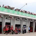 Besondere Einblicke ins MotoGP-Wochenende ermöglichen Zusatzangebote wie Paddock-Touren und das Boxendach-Ticket.  