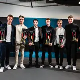 Night of the Champions: ADAC Ehrenpräsident Hermann Tomczyk, Tim Zimmermann, Lryton Fourie, Salman Owega, Finn Wiebelhaus, Simon Birch, Leo Pichler und ADAC Vorstand Dr. Dieter Nirschl (v-l)