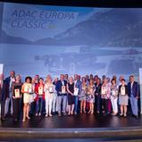 Die glücklichen Sieger der ADAC Europa Classic bei der Preisverleihung.