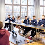 Die Motorrad-Talente im Technik-Workshop (Foto Gruppe C Photography)