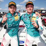 Salman Owega und Finn Wiebelhaus nach ihrem Sieg am Nürburgring