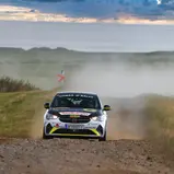 Sitzt Tabellenführer Pellier dicht im Nacken: Luca Waldherr im Corsa-e Rally von Opel Austria