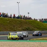 Linus Parbel (vorne) kommt als Spitzenreiter im ADAC Tourenwagen Junior Cup nach Salzburg (Foto: ADAC Tourenwagen Junior Cup)