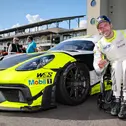 Tim Horrell freut sich über seinen Sieg in der Porsche Sprint Challenge Deutschland GT4 in Oschersleben (Foto: Porsche Sports Cup)