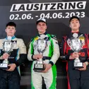  Podium nach Rennen zwei des ADAC Tourenwagen Junior Cup (v.l.n.r.): Leon Arndt (Platz zwei), Linus Hahne (Sieger) und Cedric Fuchs (Dritter) (Foto: ADAC Tourenwagen Junior Cup)