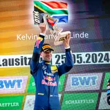 Kelvin van der Linde feierte am Dekra Lausitzring seinen ersten Saisonsieg