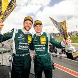 Stolze Gewinner: Schiller und Gounon mit den Siegerpokalen