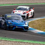 Bruno Görtz (vorne) fährt in diesem Jahr in der Porsche Sprint Challenge Deutschland GT4 und im ADAC Tourenwagen Junior Cup (Foto: Porsche Sports Cup Deutschland)
