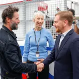 Sachsens Ministerpräsident Michael Kretschmer schüttelt Hollywood-Star Keanu Reeves die Hand