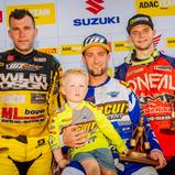 ADAC MX Masters Mölln  Tagessiegerehrung beim ADAC MX Masters v.l.n.r.: Ken De Dycker ( Belgien / KTM / WZ-Racing ), Maximilian Nagl ( Deutschland / TM / TM Factory Racing ) mit seinem Sohn Mason und Nathan Renkens ( Belgien / Honda / KMP-Honda-Racing )