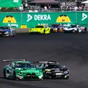 Die Zuschauer sahen viele Rad-an-Rad-Duelle - wie Marco Wittmann gegen Ricardo Feller (l-r)