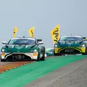 Diese beiden Aston Martin Vantage GT4 von Dörr Motorsport befinden sich auch im Titelkampf