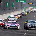 Der Mercedes-AMG GT4 von BWT Mücke Motorsport (li.) neben dem BMW von Schrey/Piana