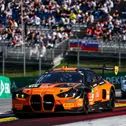 Der orange BMW M4 GT3 Evo von FK Performance Motorsport