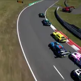 Die Race-Dohne fliegt dem Feld mit 200 km/h hinterher
