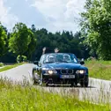 Unter dem Motto „Braukunst, Käse und Fruchtgenuss“ führt die ADAC Youngtimer Tour Bodensee 2026 von der Klassikwelt Bodensee aus auf den schönsten Straßen durch die Region. 
