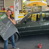 Technik-Fans erhalten am Stand des ADAC Tipps und Tricks von der versierten Mechanikerin Anna Matuschek