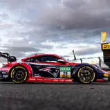 Der Porsche 911 GT3 R von Land-Motorsport trägt das markante Patriots-Logo auf den Türen
