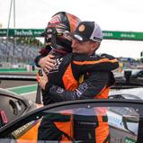 Freude nach dem Sieg am Lausitzring: Leyton Fourie und Tim Zimmermann
