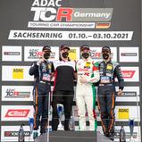 Dominik Fugel (2.v.r.) auf dem Podium mit Gruber (r.) und Engstler (l.).