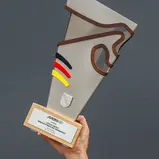 Produziert wurden die Pokale traditionell von Metallbau Maltitz aus dem sächsischen Gersdorf.