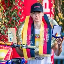 Stolz präsentiert Oskar Romberg seine DMX-Medaille und den Pokal
