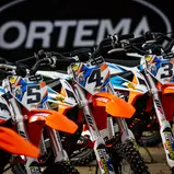 Gefahren wird sowohl auf elektrisch angetriebenen Motorrädern als auch auf Verbrenner-Maschinen von KTM