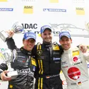 Skisprung-Legende Sven Hannawald (r.) jubelt mit Albert von Thurn und Taxis (M.) und Peter Kox, den Meistern von 2010, auf dem Podium