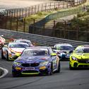 Im Titelkampf: Der BMW M4 GT4 vom RN Vision STS Racing Team und der Mercedes-AMG GT4 von GetSpeed Performance Im Titelkampf: Der BMW M4 GT4 vom RN Vision STS Racing Team und der Mercedes-AMG GT4 von GetSpeed Performance