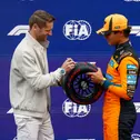 Schöne Geste: Formel-1-Pilot Lando Norris lässt sich den Award von Maro Engel signieren