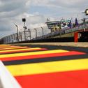 Zwölf Tonnen Rennstreckenfarbe lassen die Curbs am Sachsenring strahlen
