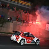 Die eigenen Fans auf dem Stadtrundkurs: Dominik Dinkel im Škoda Fabia R5