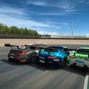 Tür an Tür pressen sich die Elite-Simracer der ADAC eSports-Meisterschaft durch Turn 1