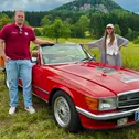 Feierliche Übergabe: Nachwuchsbeauftragter Carl‑Philip Kress übergibt den SL an Gewinnerin Marla. © Mercedes-Benz R/C 107 SL-Club Deutschland e.V.