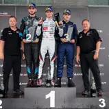 Nikodem Sobczyk (Zweiter von links), Rasmus Vendelbo (Mitte) und Bruno Görtz (Zweiter von rechts) bei der Siegerehrung der Porsche Sprint Challenge Deutschland GT4 (Foto: Porsche Sports Cup Deutschland)