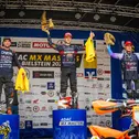 Tom Koch (m.) gewinnt das ADAC MX Masters in Bielstein vor Max Nagl (l.) und Jordi Tixier