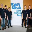 Tim Georgi (2. v.r.) und Jan-Ole Jähnig (2. v.l.) sind Teamkollegen im ADAC Northern Europe Cup 