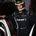 Marijan Griebel überglücklich mit seinem Titelgewinn für Peugeot