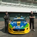 Alexzander Kristiansson (re.) und Erik Bertilsson geben ihr Debüt in der ADAC GT4 Germany (Foto: KRT Racing)