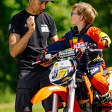 Die lizensierten Trainer erklären allen Teilnehmern die Bedienelemente an den Motorrädern