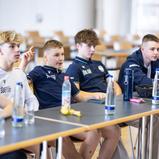 Schulbank drücken gehört ebenfalls dazu (Foto Gruppe C Photography)