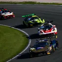 Ben Dörr und Guilherme de Oliveira (vorne) fahren ihrem ersten Sieg im ADAC GT Masters entgegen