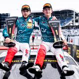 Die Champions Salman Owega und Finn Wiebelhaus mit ihren Trophäen