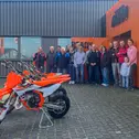 Vertreter der sechs permanenten ADAC MX Academy-Standorte sowie der mobilen Einheit haben die Maschinen persönlich bei KTM abgeholt