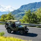 Der Willys Overland aus dem Jahr 1949 ist mit seinem Allradantrieb ein perfektes Spaßmobil für alpine Steigungen