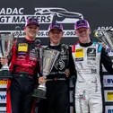 Das Podium nach Rennen zwei des ADAC Tourenwagen Junior Cup: Julian Konrad (links, Zweiter), Storm Gjerdrum (Mitte, Sieger), Alex Mohr (rechts, Dritter) (Foto: ADAC Tourenwagen Junior Cup)